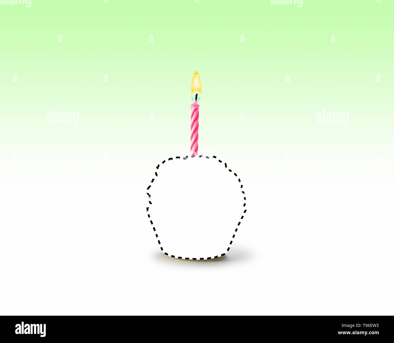 Konzept Konzeptionell gestrichelt, fehlende Geburtstag Kuchen und eine brennende Kerze auf einem grünen Hintergrund Stockfoto