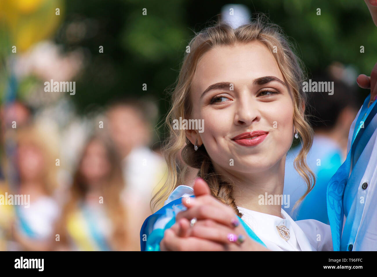 Dnipro Stadt, Dnepropetrovsk, Ukraine 26. 05. 2018. Schöne Mädchen tanzen auf der Absolventenfeier der Schule, die letzte Glocke, Abschied Stockfoto