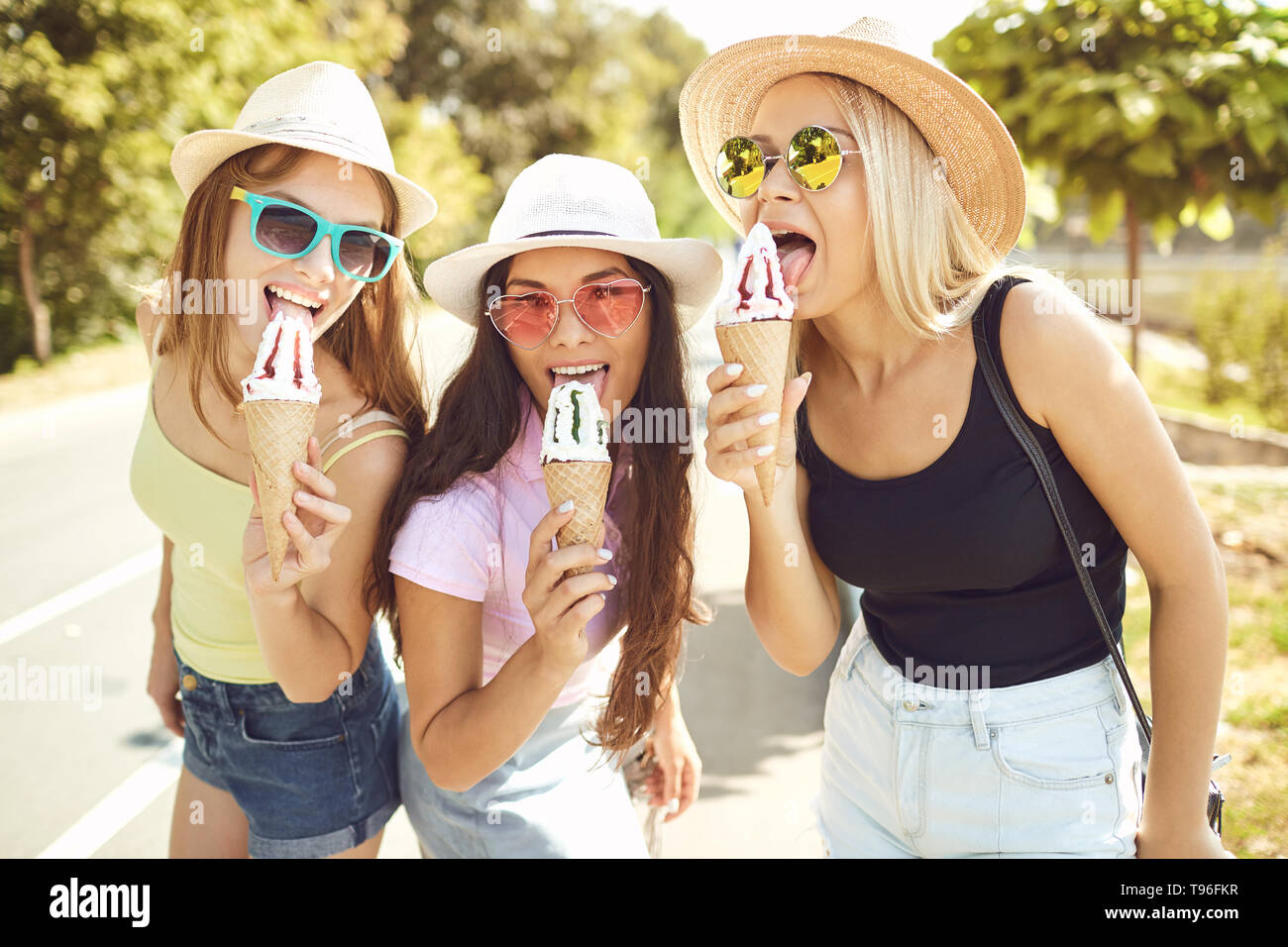 Freundinnen Eis essen im Park im Sommer. Stockfoto