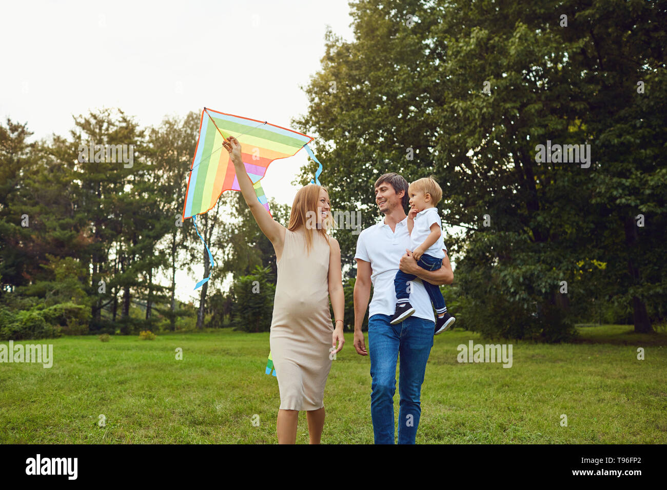 Liebevolle Familie mit Kind wandern in Park Stockfoto