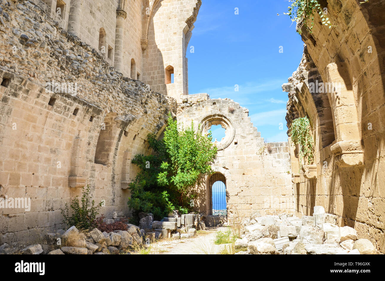 Die Ruinen der mittelalterlichen Abtei Bellapais im türkischen Nordzypern genommen an einem sonnigen Tag mit blauen Himmel. Die historische zypriotischen Kloster ist eine beliebte Sehenswürdigkeit. Stockfoto