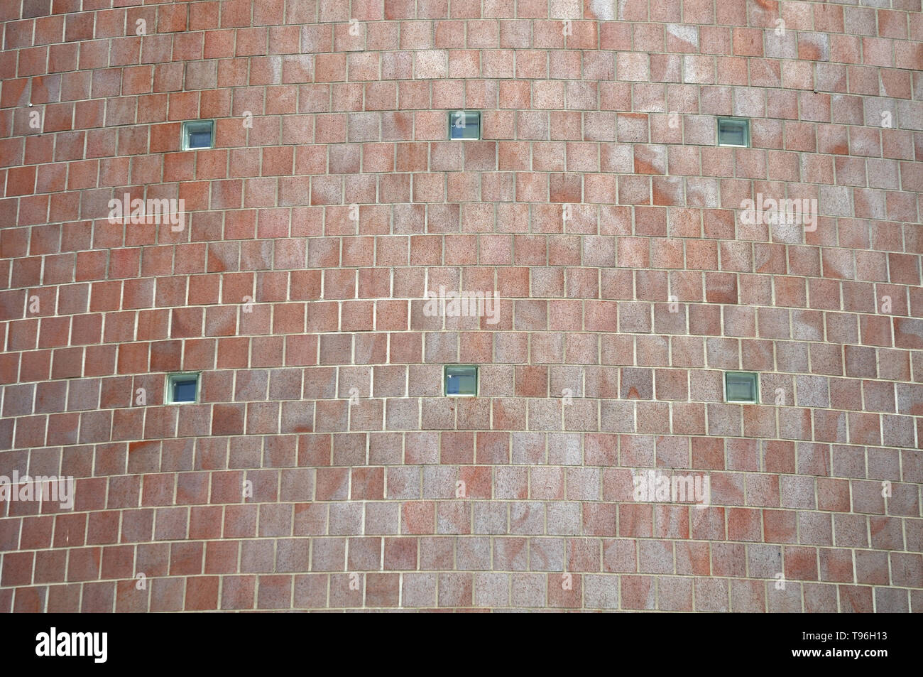 Gekrümmte Fassade eines Gebäudes mit glasierten Ziegeln und Glas Elemente abgedeckt Stockfoto