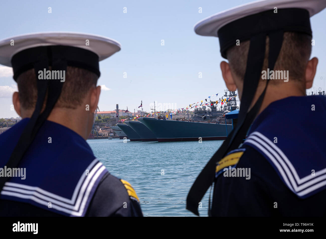 Segler Blick auf die eingerichtete Kriegsschiffe der Schwarzmeerflotte der russischen Marine in der Bucht von Sewastopol, Krim Stockfoto