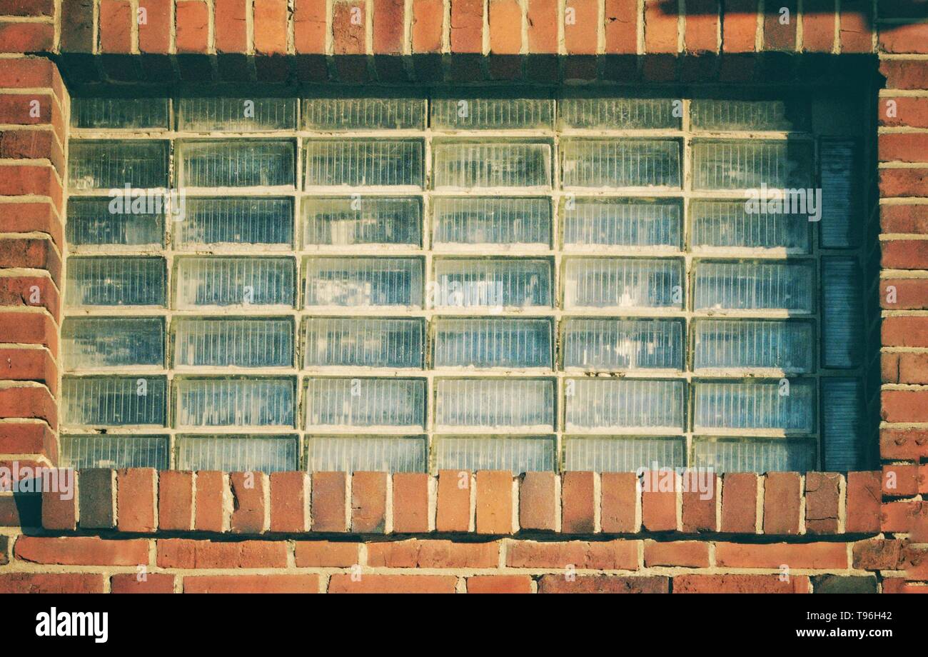 Alte Mauer mit Ziegel gefüllt. Stockfoto