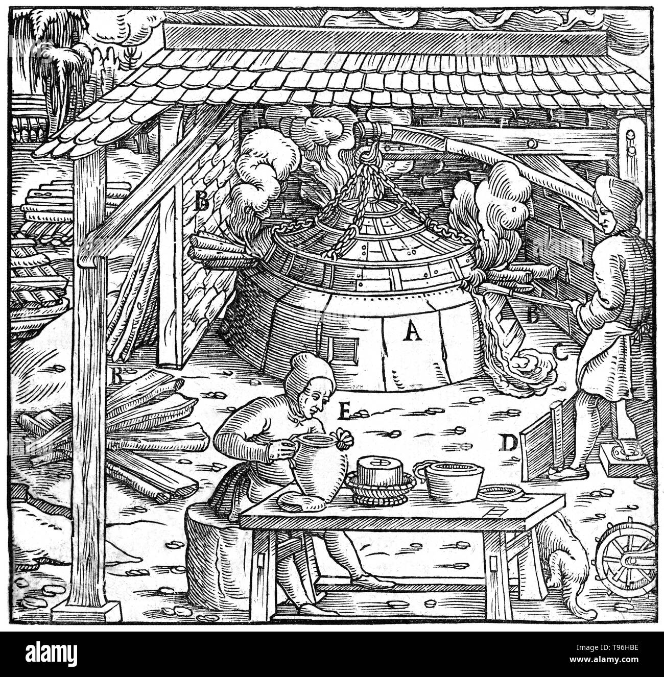 Holzschnitt aus De Re Metallica. Alchemisten oder metallurgen Trennung führen von Silber oder Gold in einem cupellation Ofen. Georgius Agricola (März 24, 1494 - November 21, 1555) war ein deutscher Gelehrter bekannt als "Vater der Mineralogie". Seinem Werk De Re Metallica, 1556 veröffentlicht, war eine Abhandlung über Bergbau und Metallgewinnung, mit Holzschnitten illustriert Prozesse Erze aus dem Boden und Metall aus dem Erz zu extrahieren illustriert, und die vielen Verwendungen von Wassermühlen im Bergbau. Stockfoto