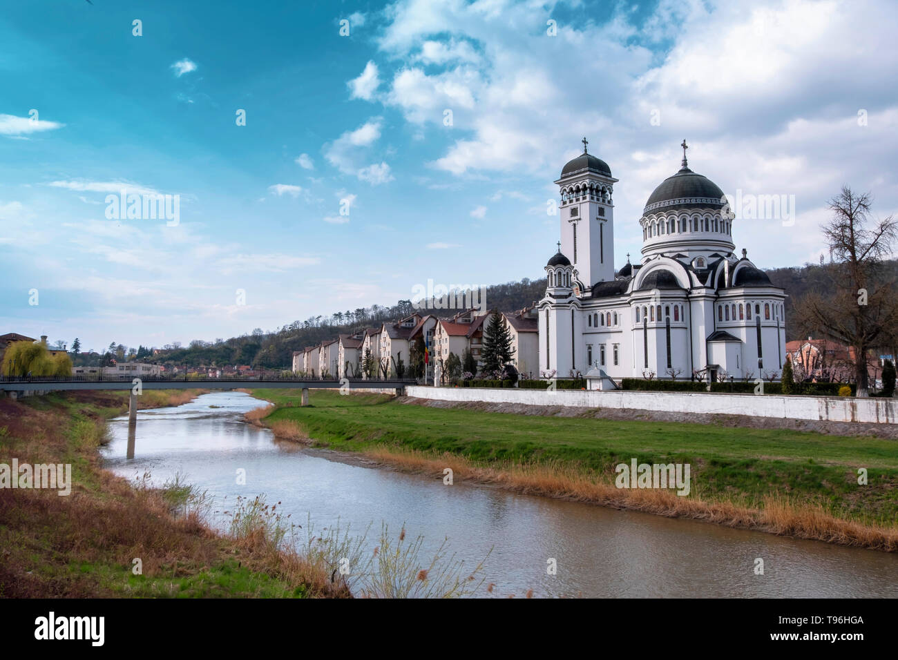 Weiten Blick von der Kirche der Heiligen Dreifaltigkeit, eine rumänische orthodoxe Kirche im neobyzantinischen Stil in Sighisoara errichtet, und der Fluss Tarnava Mare. Stockfoto