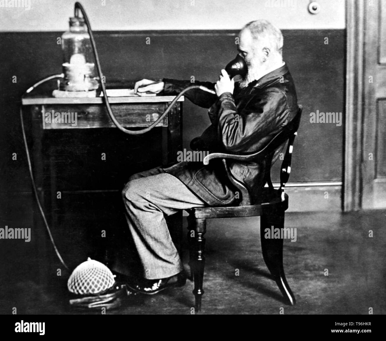 Waller an der Arbeit in einem Labor. Augustus Desiré Waller (18. Juli 1856 - 11. März 1922) war ein britischer Physiologe. Er studierte Medizin an der Universität Aberdeen, wo er im Jahre 1878 qualifizierte und erhielt seinen Doktortitel im Jahre 1881. 1884 wurde er Dozent für Physiologie an der St Mary's Hospital. Im Jahr 1887 verwendete er eine Kapillare Elektrometer, die ersten menschlichen EKG aufzeichnen. Er schuf die erste praktische EKG-Maschine mit oberflächenelektroden. Stockfoto