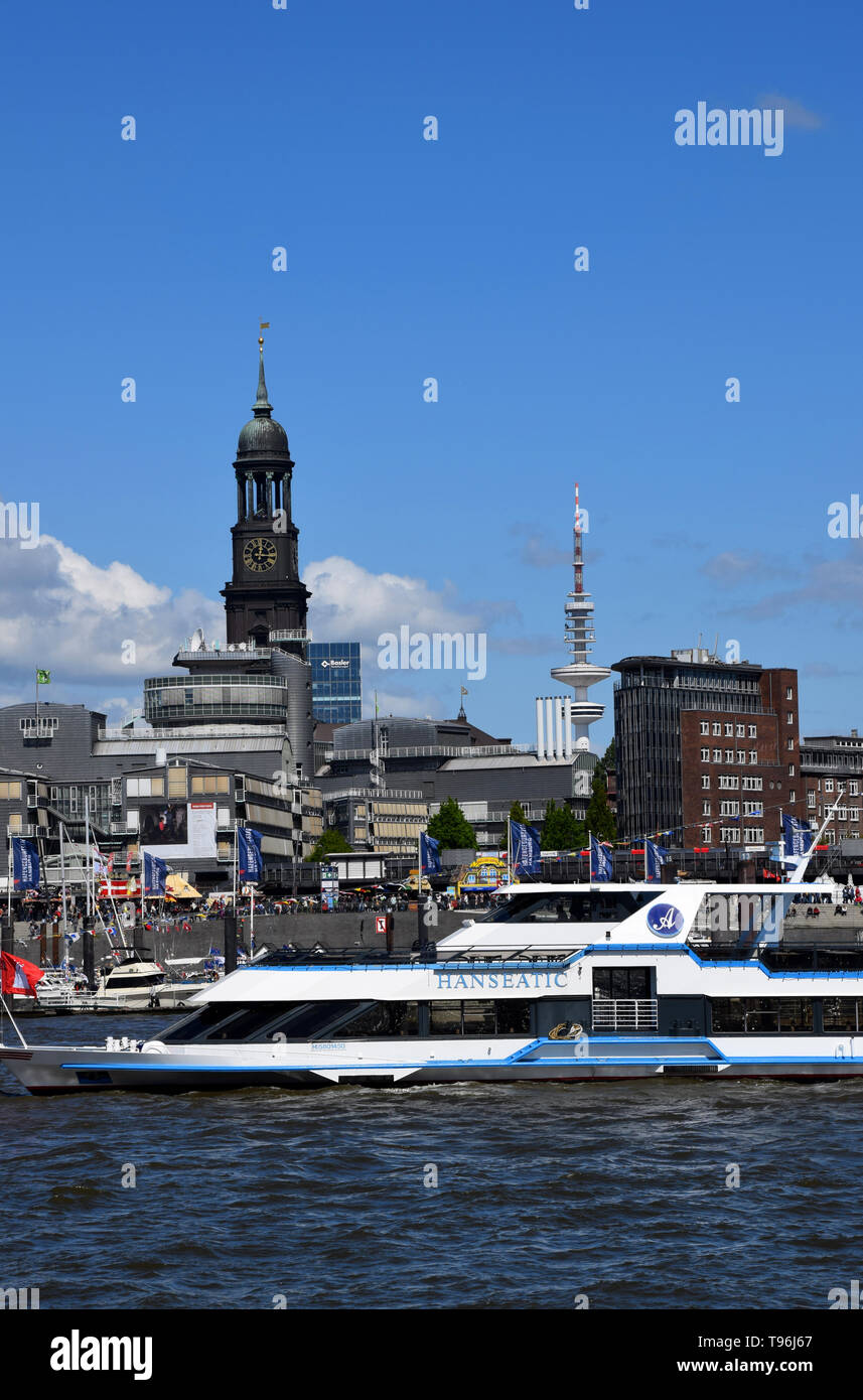 Hamburger Hafen Jubiläumsfeier - Hafengeburtstag St. Pauli-Landungsbrücken und St. Michaelis Kirche, Kleiner Michel Stockfoto