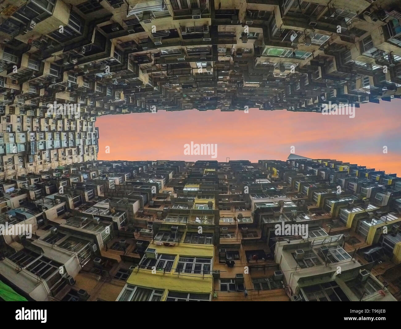 Diese betonwüste ist einer der vielen Hochhäuser Wohnblocks in Hongkong Stockfoto