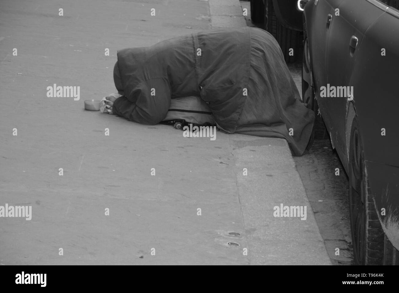 Eine Frau um Geld betteln in Italien Stockfoto