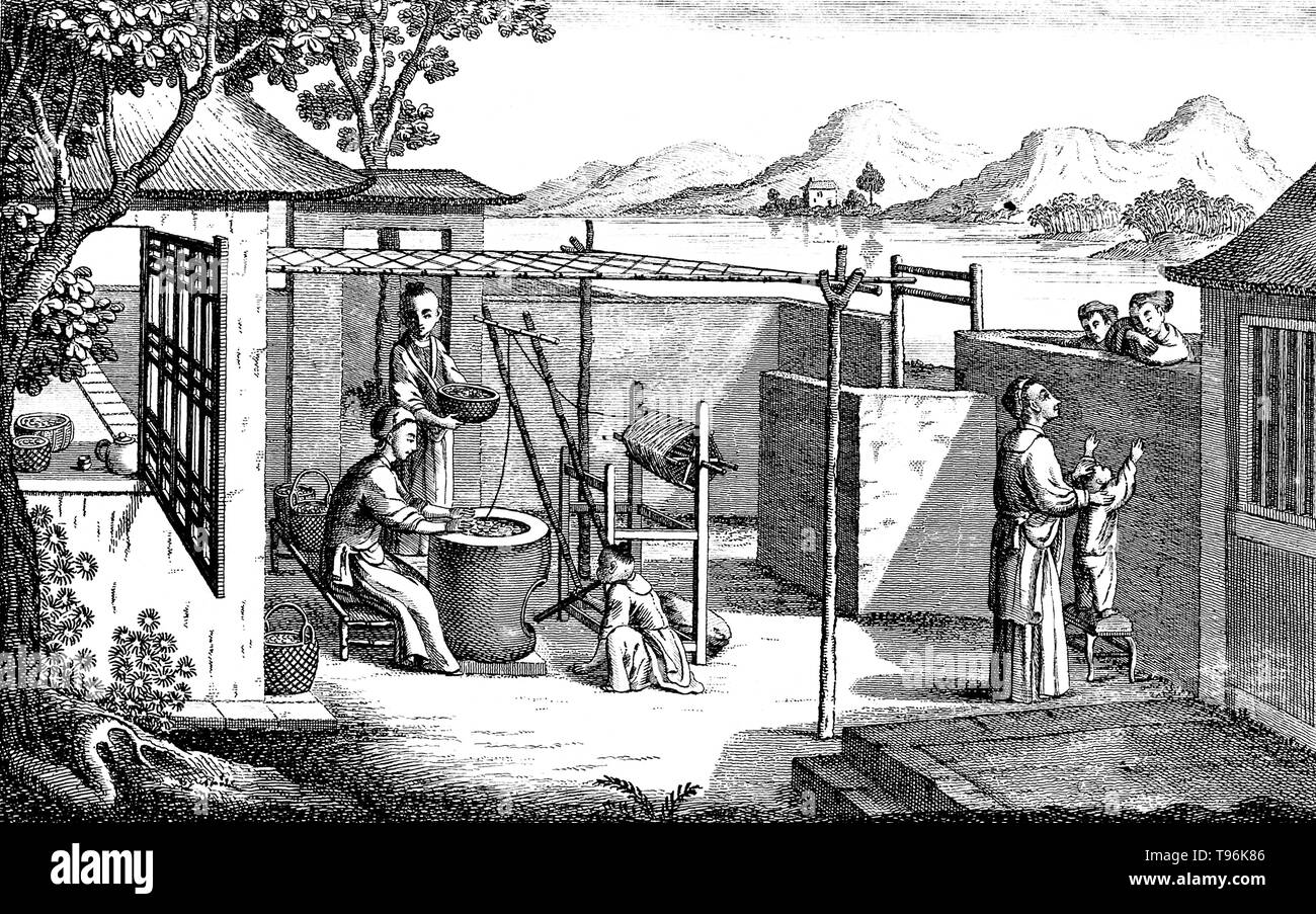 Textilien: silk Herstellung in China, sammeln die Seidenfäden. Die chinesische Methode der Wicklung die Seide aus den Beuteln in warmem Wasser. Die Produktion von Seide verursacht wird China in prähistorischen Zeiten. Seide blieb China beschränkt, bis die Seidenstraße zu irgendeinem Zeitpunkt während der später die Hälfte des ersten Jahrtausends v. Chr. eröffnet. China hat seine Monopol über Seide Produktion weitere tausend Jahre. Seidenraupenzucht, oder Seide Landwirtschaft, ist die Zucht von Seidenraupen Seide zu produzieren. Stockfoto
