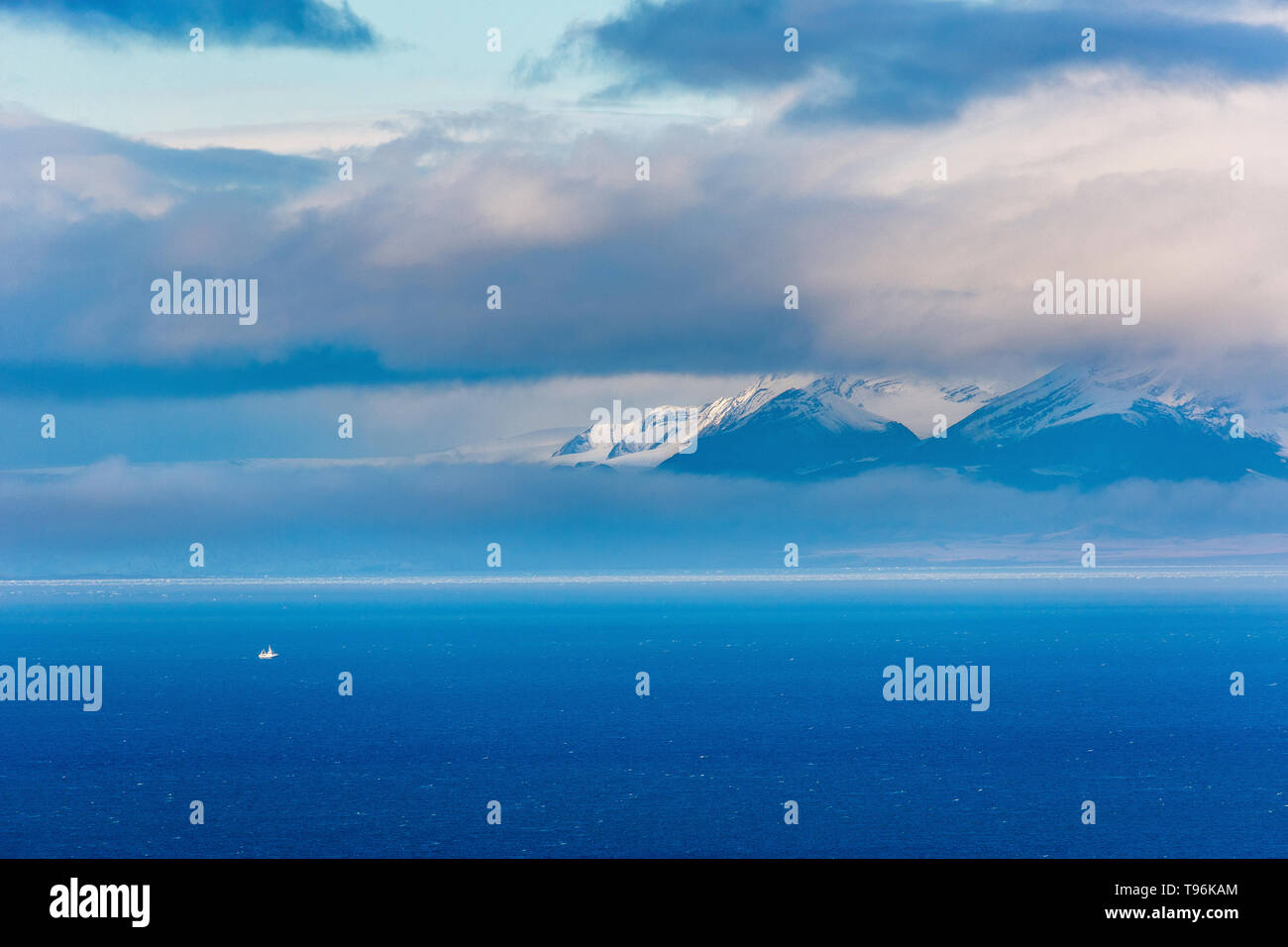 Blick über den Isfjord in Svalbard, blaues Wasser mit Boot und Gletschern im Hintergrund, Svalbard, Spitzbergen, Norwegen Stockfoto