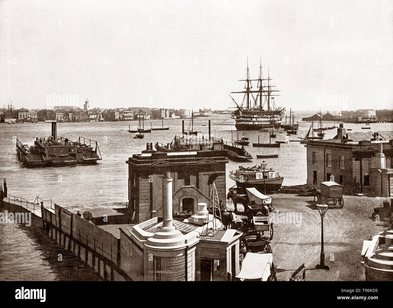 Ein Blick aus dem späten 19. Jahrhundert von einem frühen kleine Autofähre von Admiral Nelsons Flaggschiff "Sieg" Floating in den riesigen Hafen in Portsmouth. einer Hafenstadt in Hampshire, England in den Schatten gestellt. Während des 19. Jahrhunderts, die erste Linie der Welt war in Portsmouth Dockyard's Block Mühlen eingestellt, so dass es die meisten Industrieländer der Welt und die Wiege der Industriellen Revolution. Portsmouth war auch Die stark befestigte Stadt der Welt und wurde als "das weltweit größte Marinehafen' auf der Höhe des Britischen Empire in Pax Britannica. Stockfoto