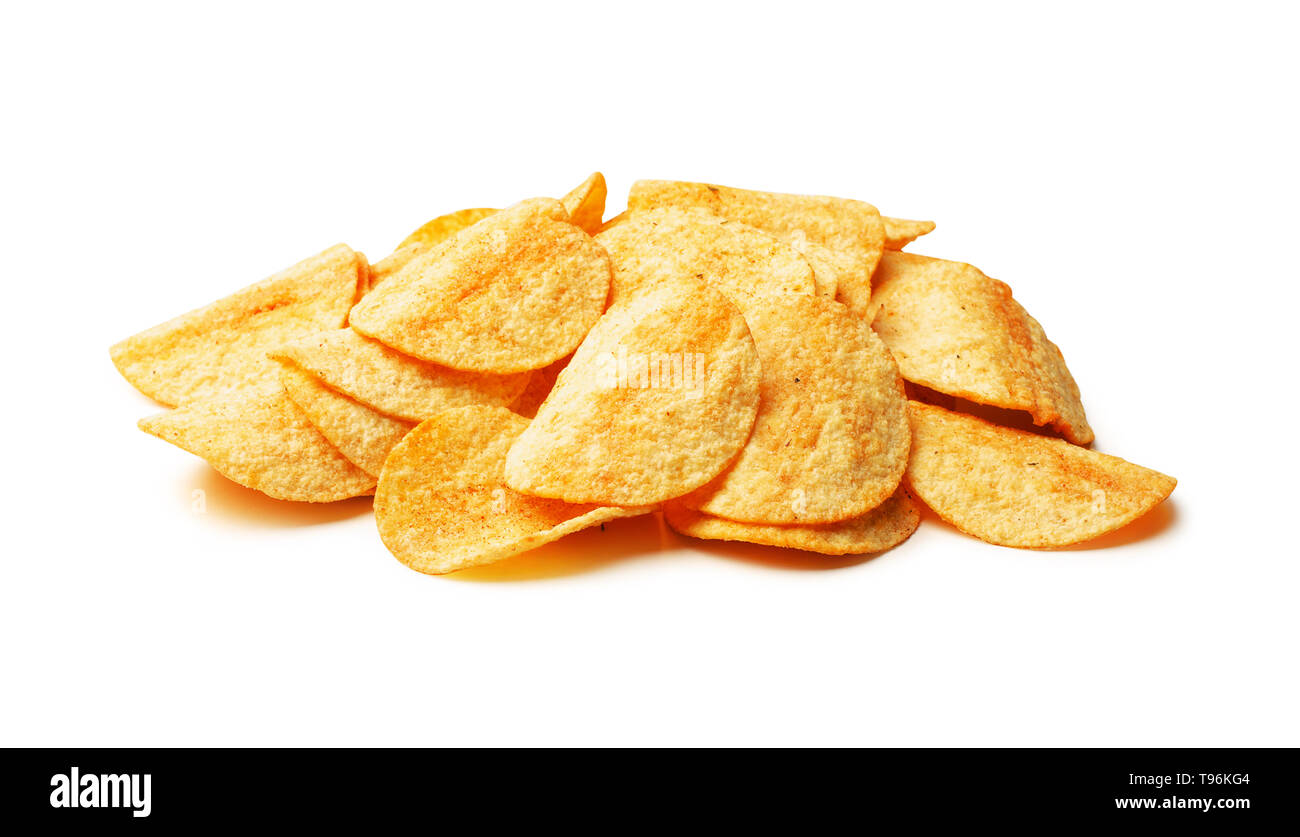 Kartoffel-Chips, die isoliert auf weißem Hintergrund Stockfoto