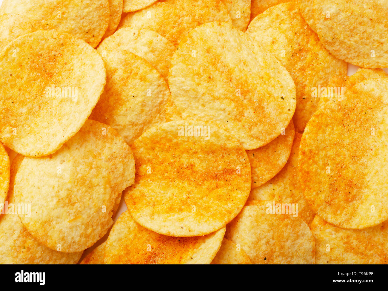 Kartoffelchips mit Paprika als Hintergrund Stockfoto