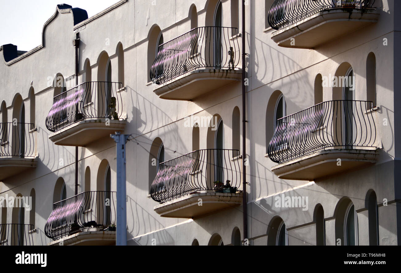 Attraktiven geschwungenen Balkon Geländer, Torbay, Devon Stockfoto