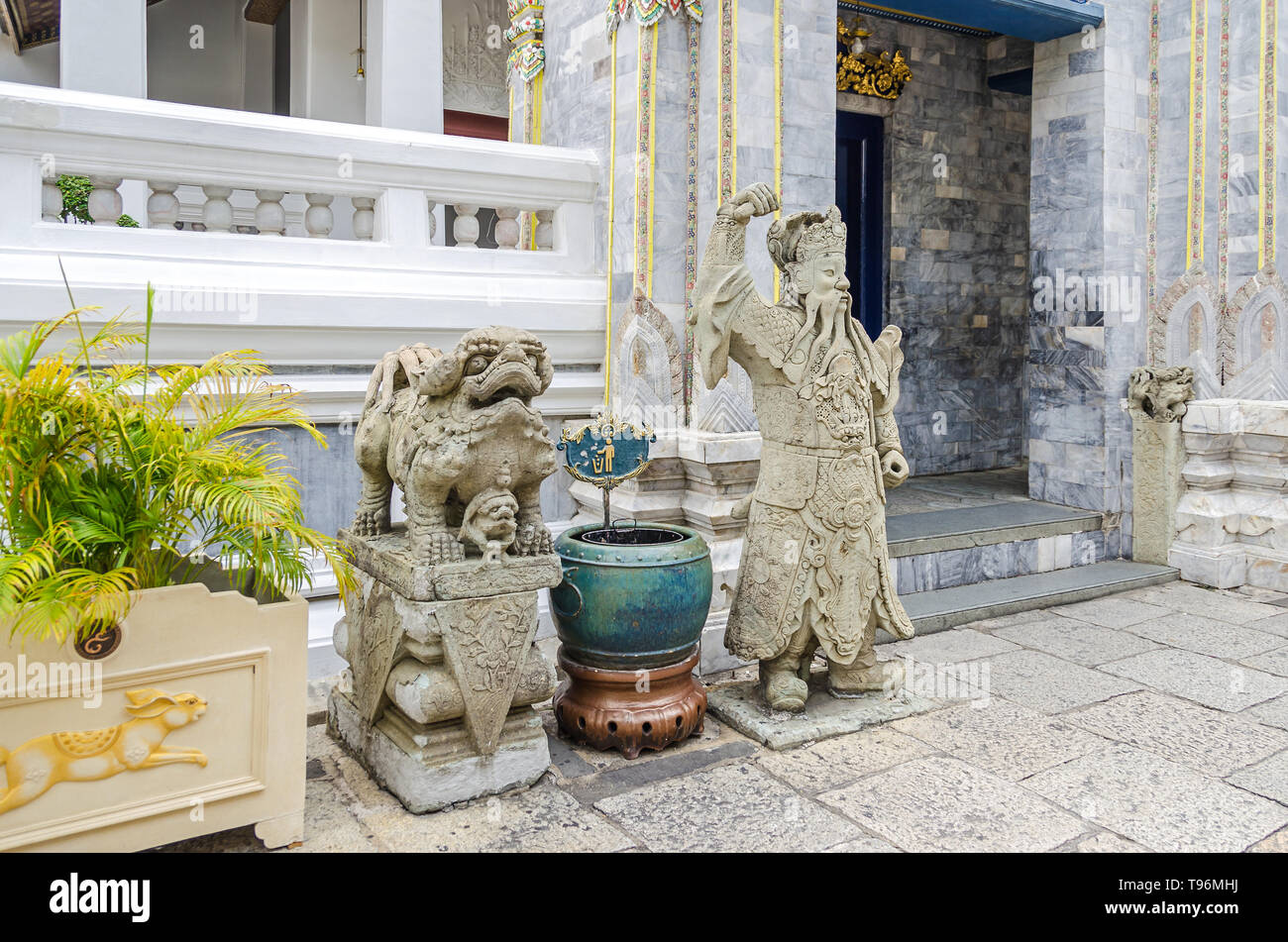 Mythologische Wesen als Hüterin Zahlen am Eingang zu einem der Gebäude innerhalb der Grand Palace in Bangkok, Thailand Stockfoto