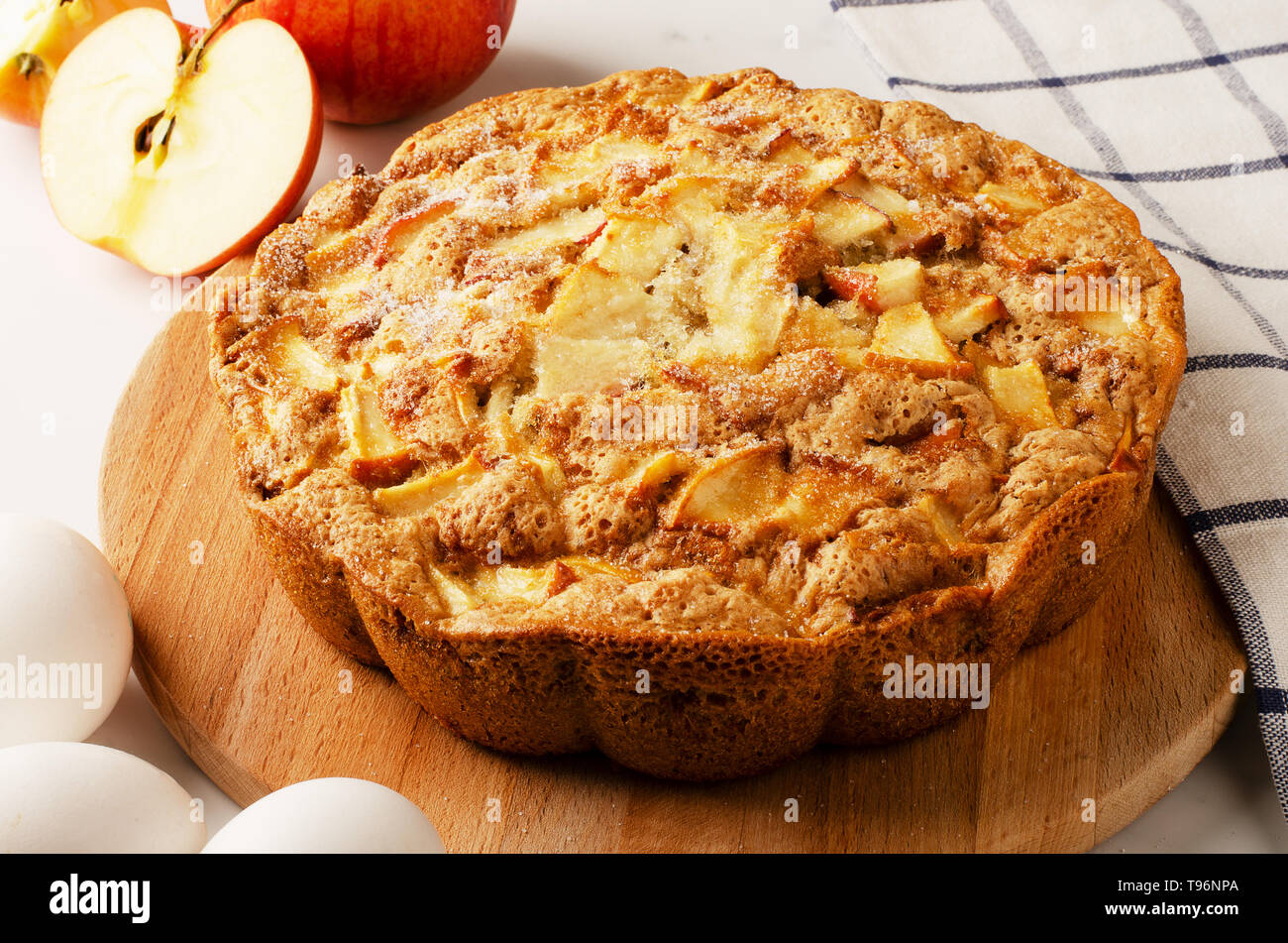 Hausgemachten Apfelkuchen auf einem Schneidebrett Stockfoto
