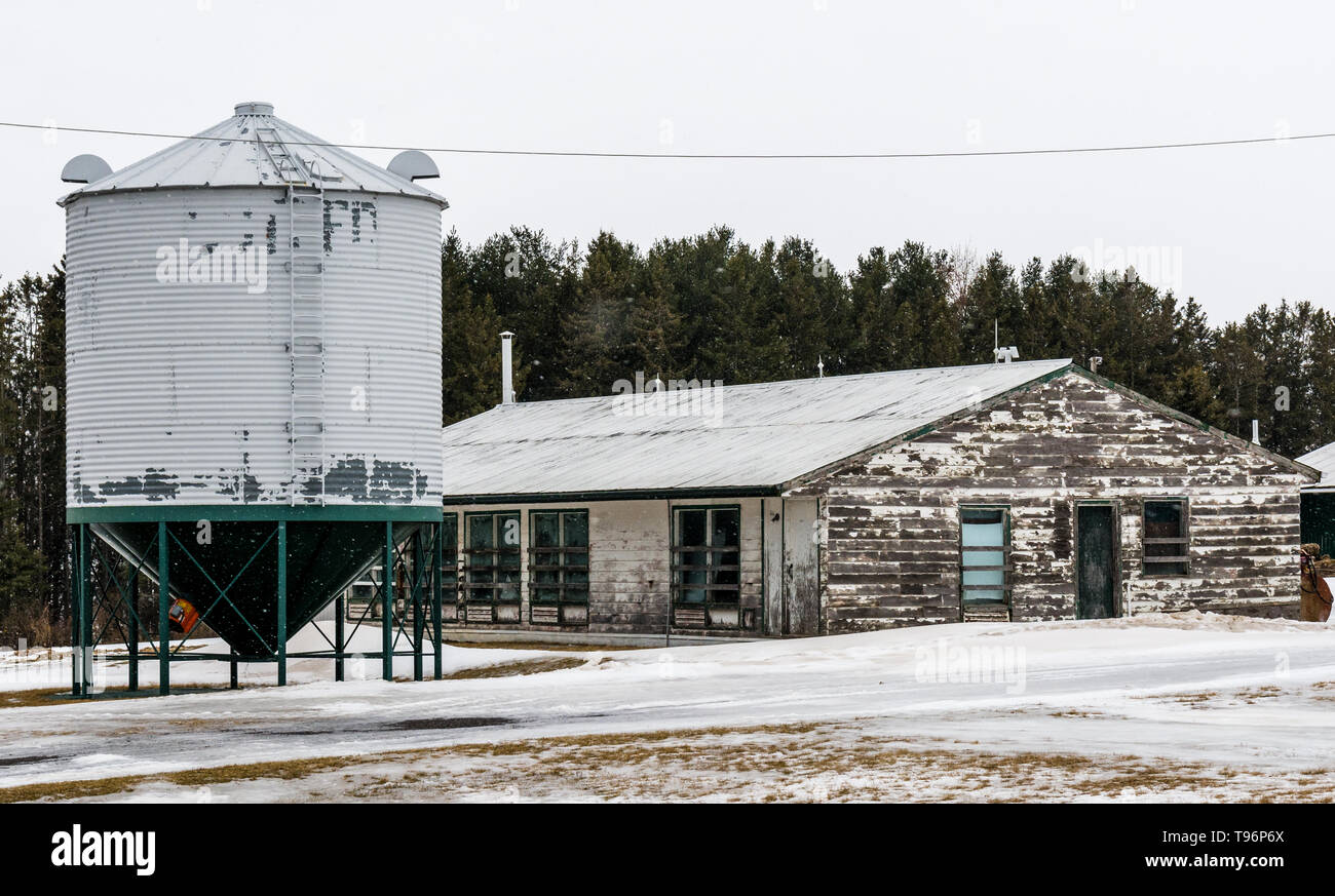 Vintage-Bauernhaus und Silo im Winter Stockfoto