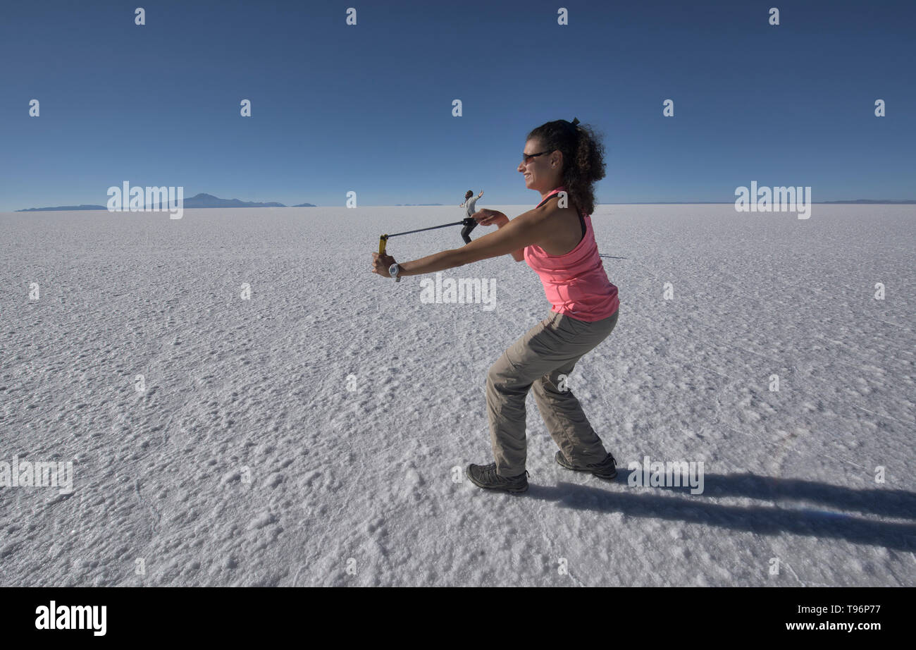 Spielen mit Perspektive auf die weiten Salzebenen von Salar de Uyuni, Bolivien Stockfoto