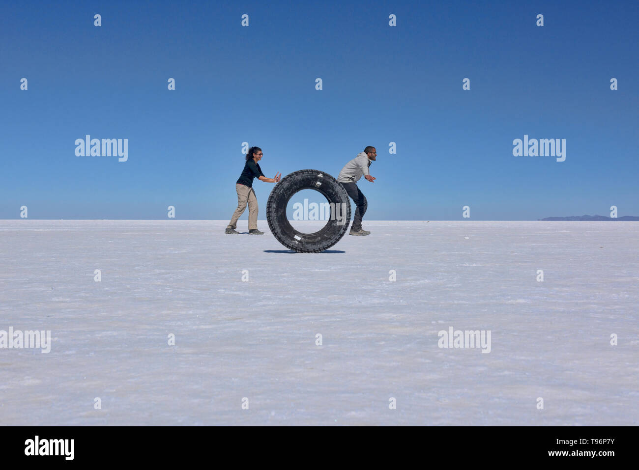 Spielen mit Perspektive auf die weiten Salzebenen von Salar de Uyuni, Bolivien Stockfoto