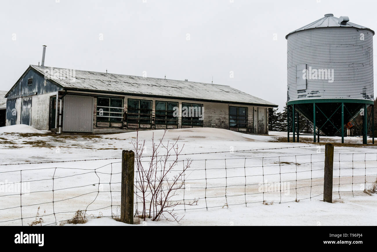 Vintage-Bauernhaus und Silo im Winter Stockfoto