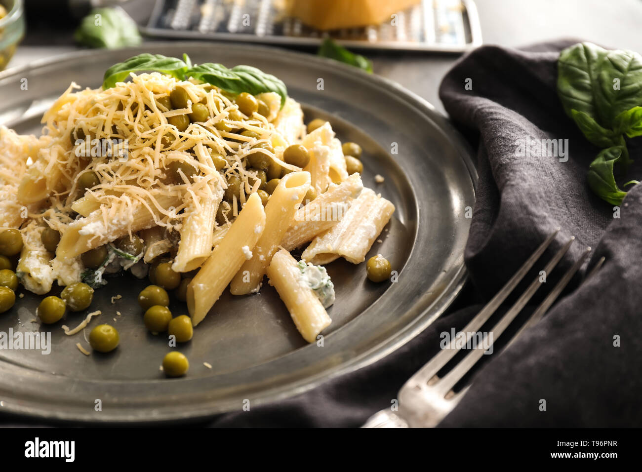 Lecker Nudeln mit geriebenem Käse auf dem Metallauflagefach Stockfoto