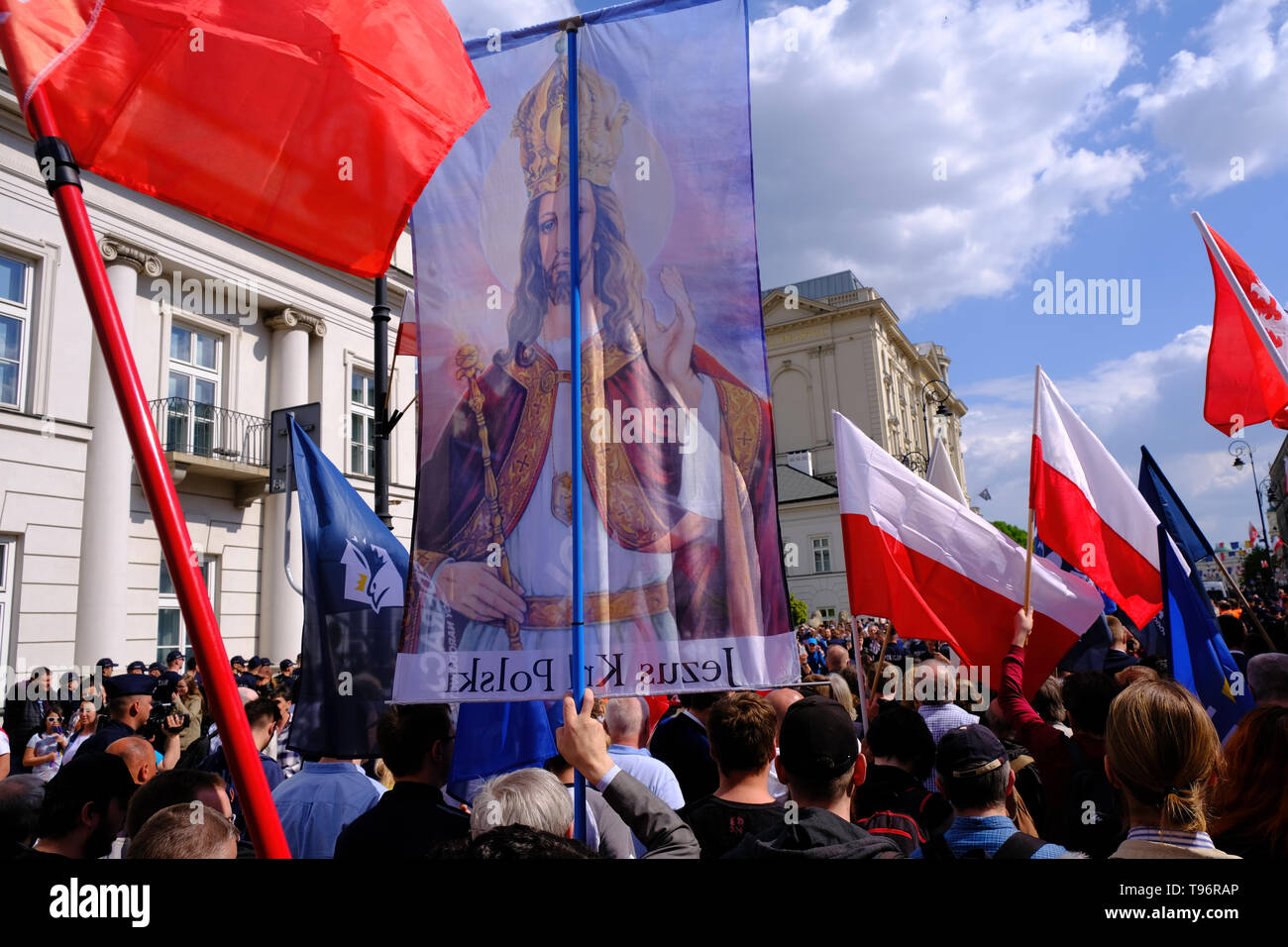 Anti EU-Demonstration von Rechtsextremen Gruppen organisiert, auf dem 15. Jubiläum der Beitritt Polens zur EU, vor 15 Jahren in Polen, Warschau, Polen der EU beigetreten sind Stockfoto