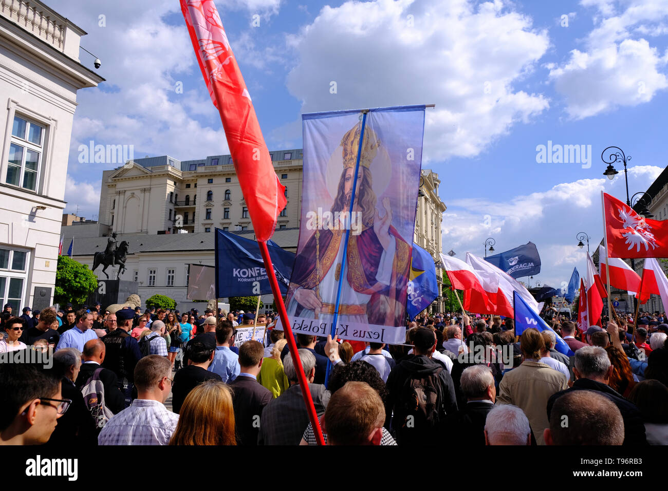 Anti EU-Demonstration von Rechtsextremen Gruppen organisiert, auf dem 15. Jubiläum der Beitritt Polens zur EU, vor 15 Jahren in Polen, Warschau, Polen der EU beigetreten sind Stockfoto