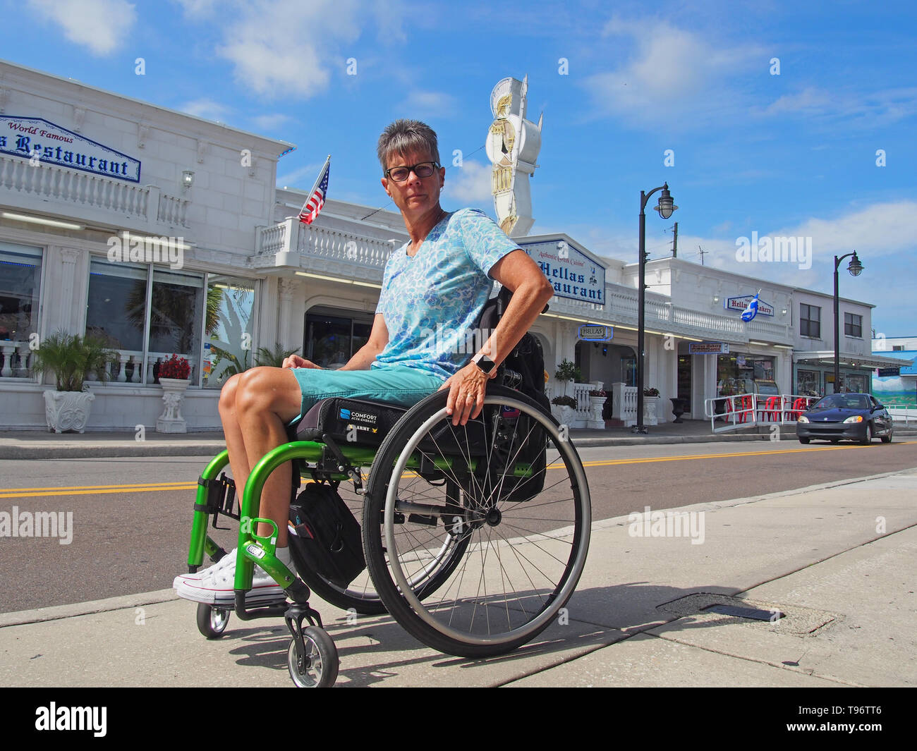 Behinderte Frau touristischen Besuch Tarpon Springs, Florida, USA, 9. Mai 2019, © katharine Andriotis Stockfoto