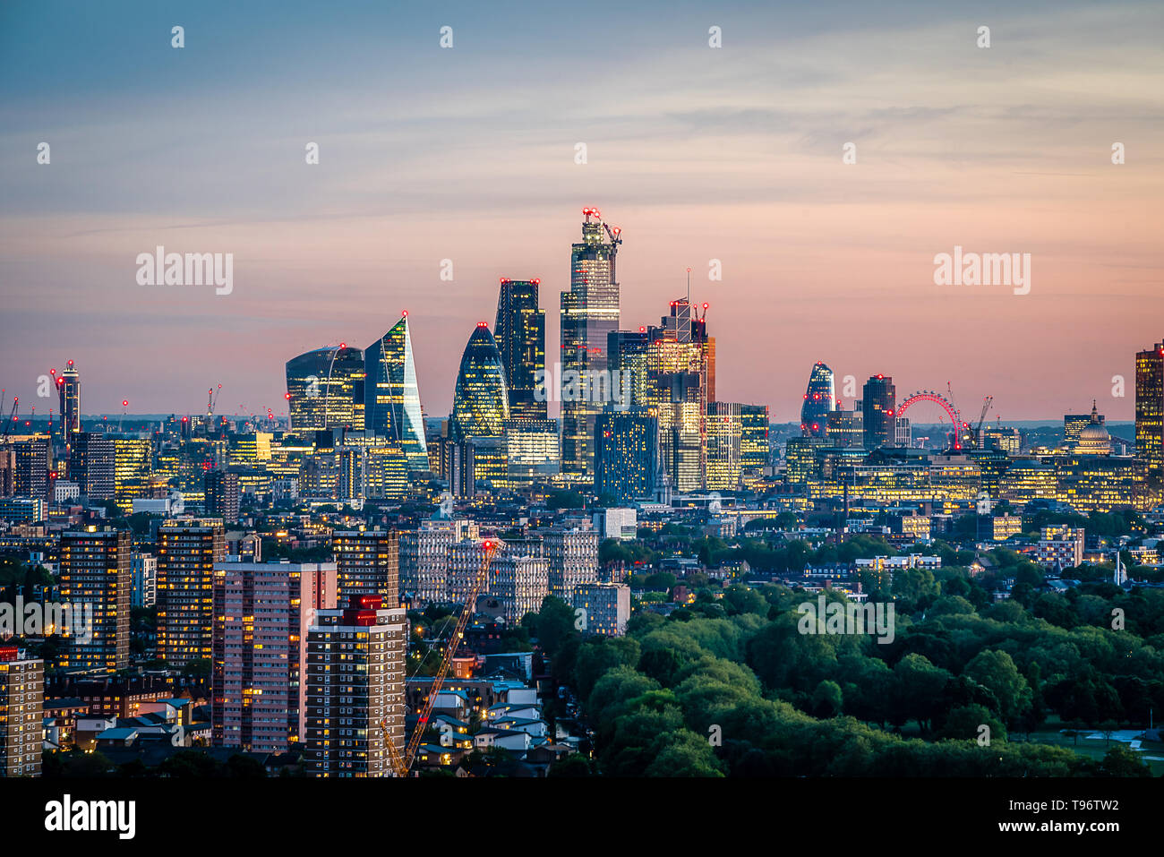 Die Londoner Skyline in der Dämmerung Stockfoto