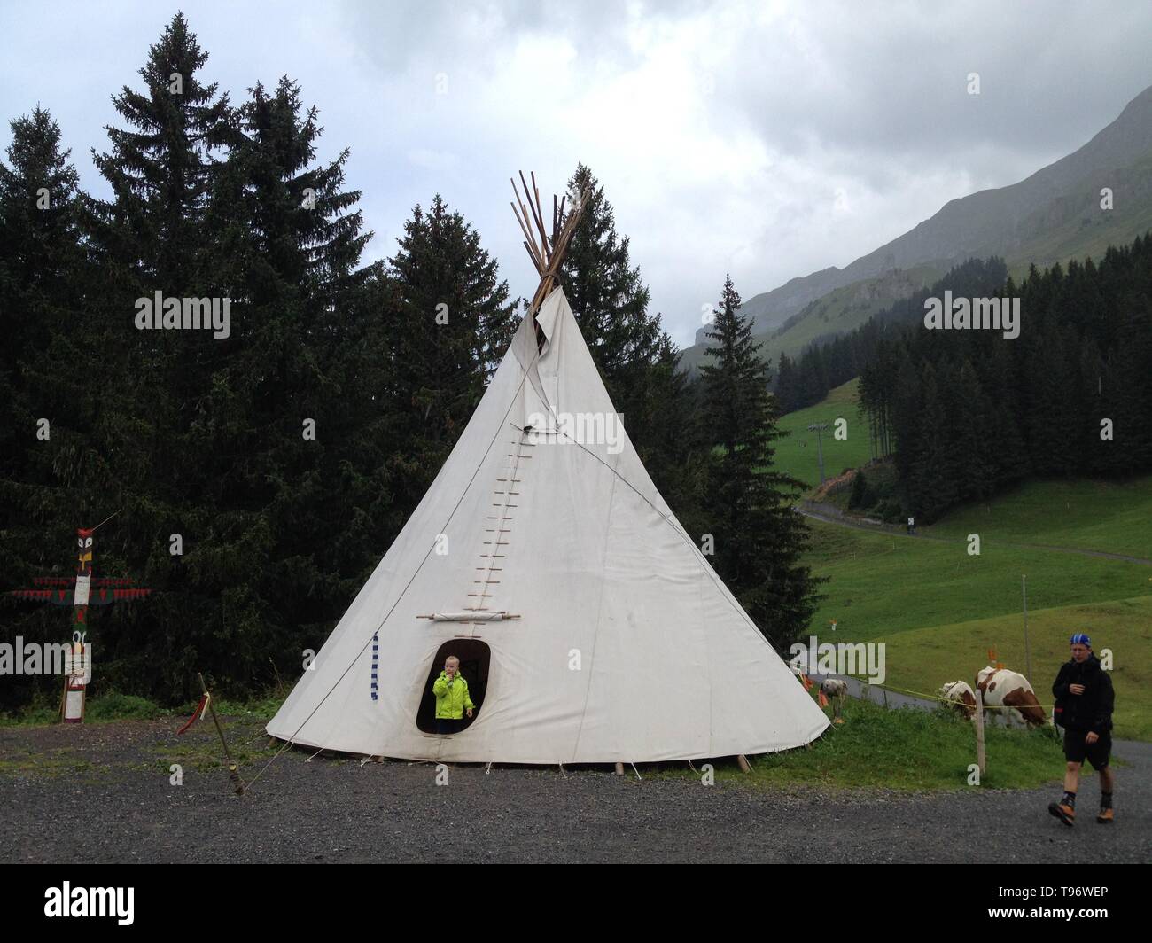 Zelt, in der Form eines tipi, in einer bergigen alpine Ferienregion. Stockfoto