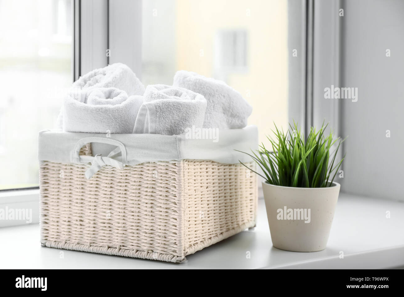 Korb mit weißem Frottee Handtücher auf die Fensterbank Stockfotografie -  Alamy