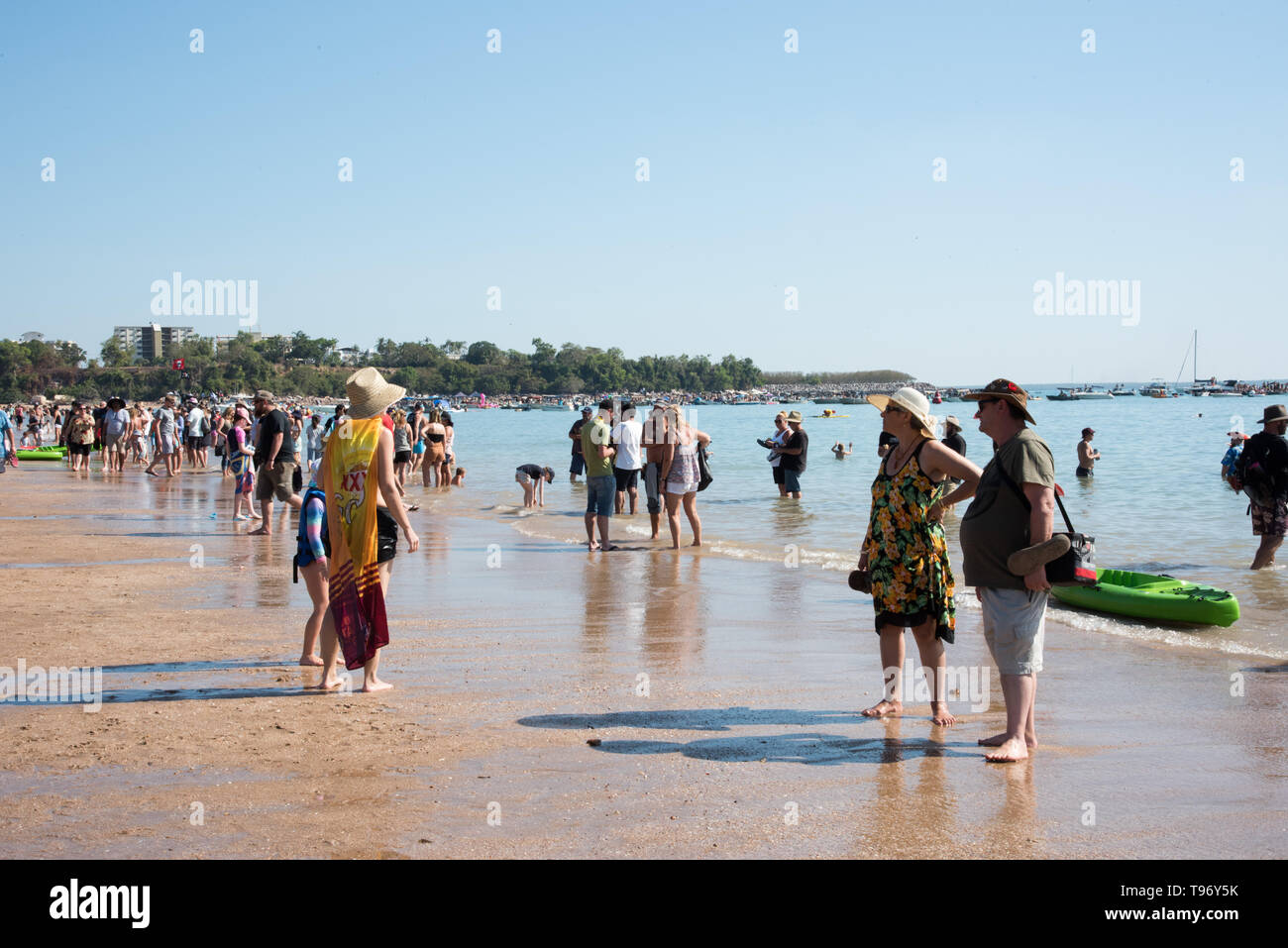 Darwin, Northern Territory, Australia-July 22,2018: Voll von Menschen und Schiffe in der Timorsee am Mindil Beach in Darwin, Australien Stockfoto