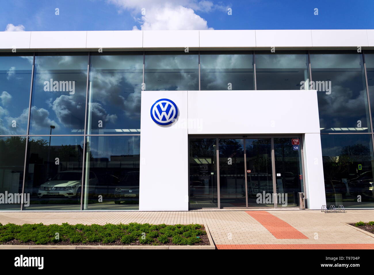 Prag, tschechische Republik - 6. Mai 2019 - Volkswagen Firmenlogo auf Autohaus Gebäude am 6. Mai 2019 in Prag, Tschechische Republik. Stockfoto