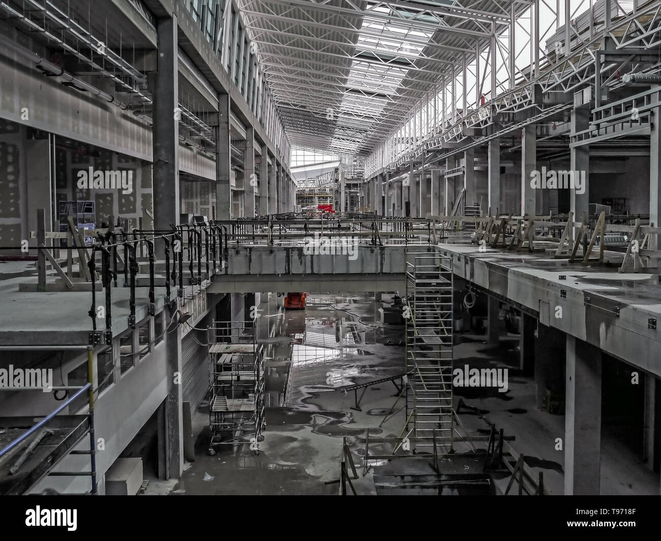Industrielle Halle mit Struktur aus Stahl, im Bau Stockfoto
