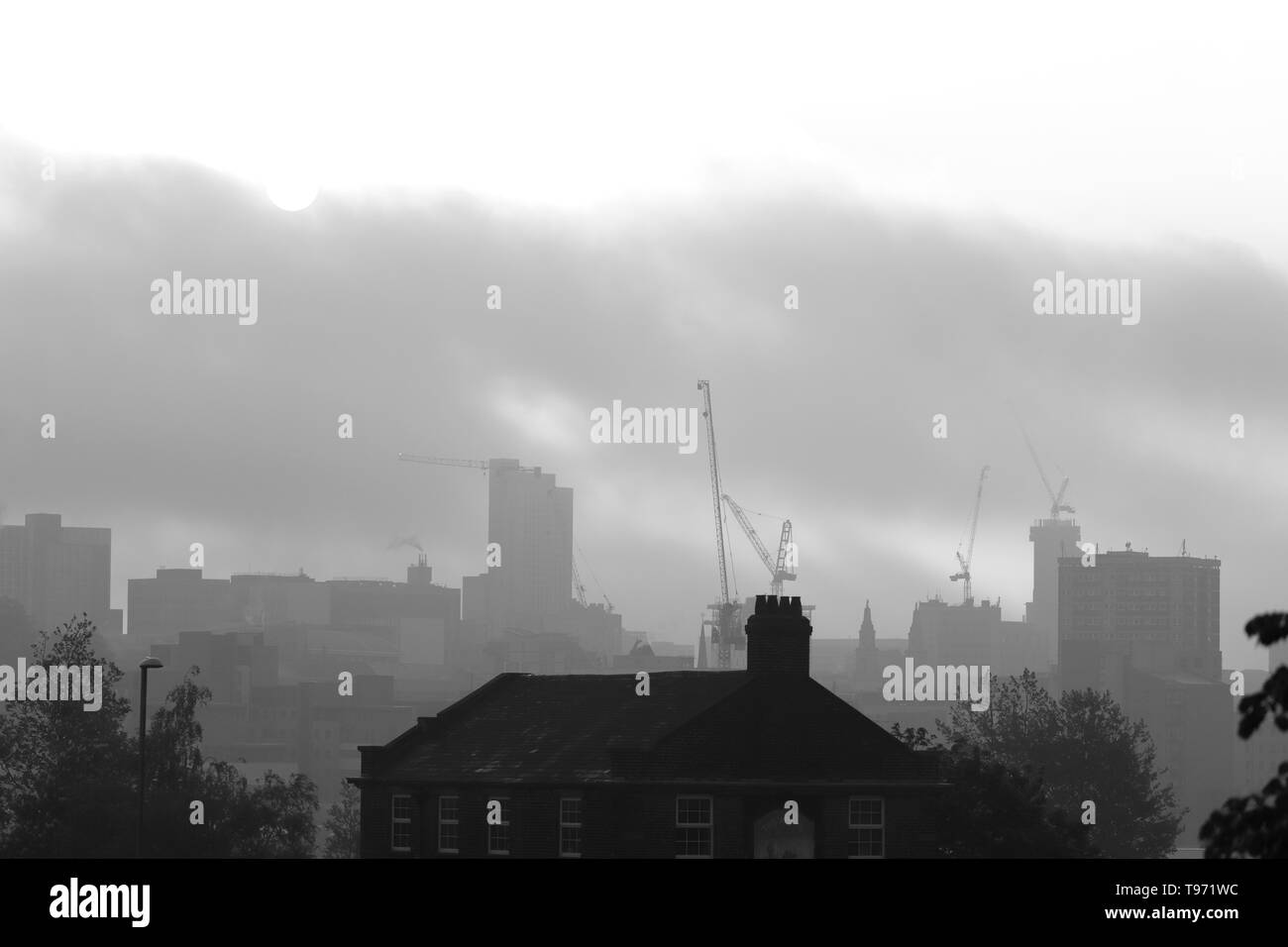 Eine atmosphärische Silhouette von Leeds Skyline in der Entwicklung auf einem Nebelhaften sunrise Stockfoto