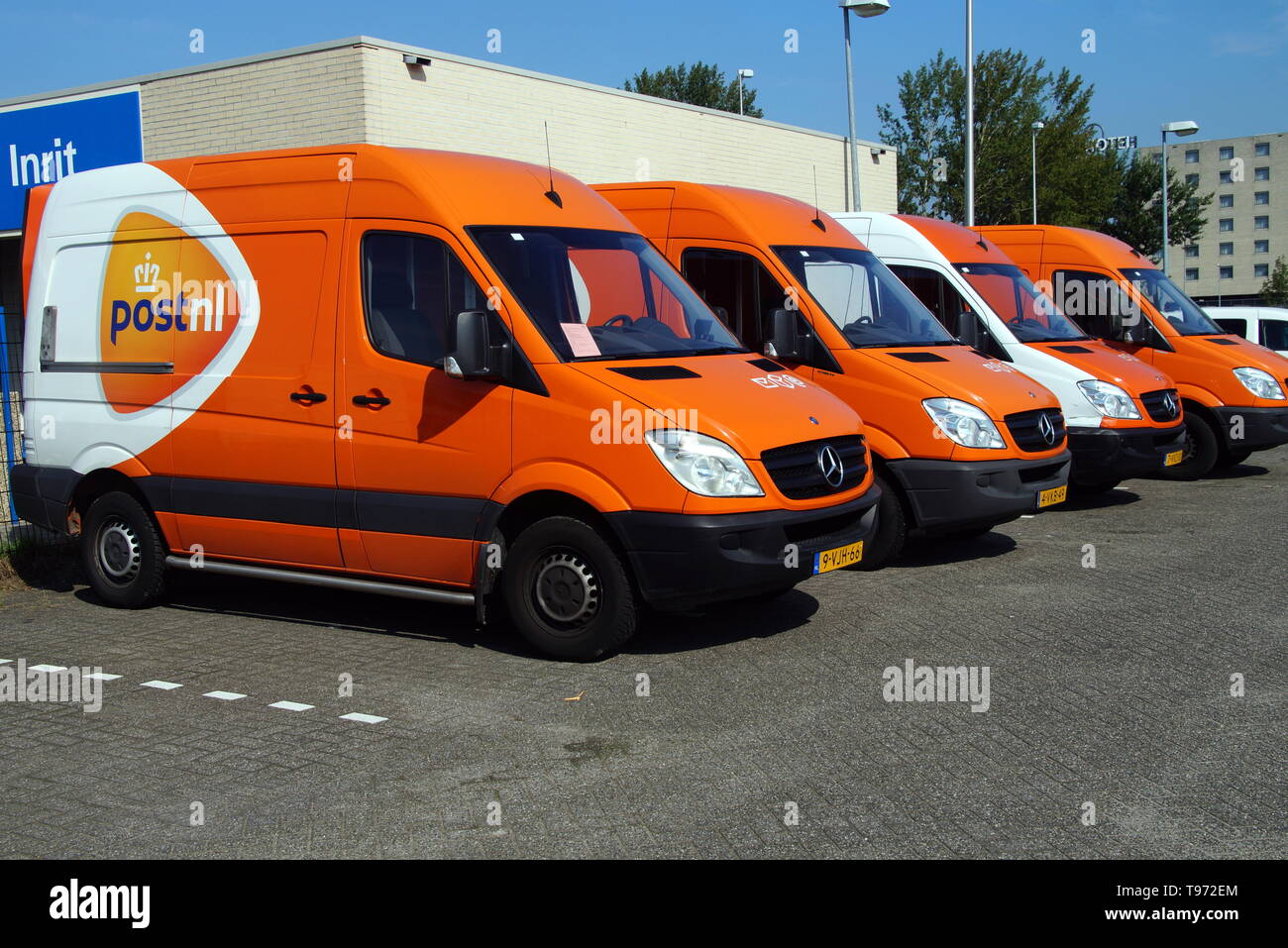 Almere, Flevoland, Niederlande - 21 August, 2015: eine Reihe von PostNL Lkw auf der Straße von Almere geparkt. Stockfoto