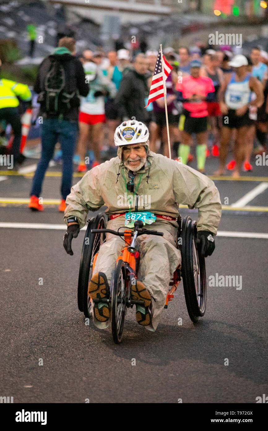 Fahrrad Rollstuhl, ein 80-jähriger Mann in einem Halb Marathon Wettlauf im Huntington Beach, CA beteiligt ist. Stockfoto