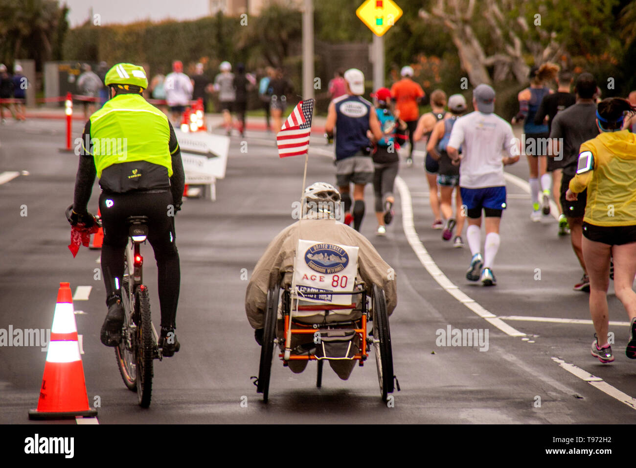 Fahrrad Rollstuhl, ein 80-jähriger Mann in einem Halb Marathon Wettlauf im Huntington Beach, CA beteiligt ist. Stockfoto