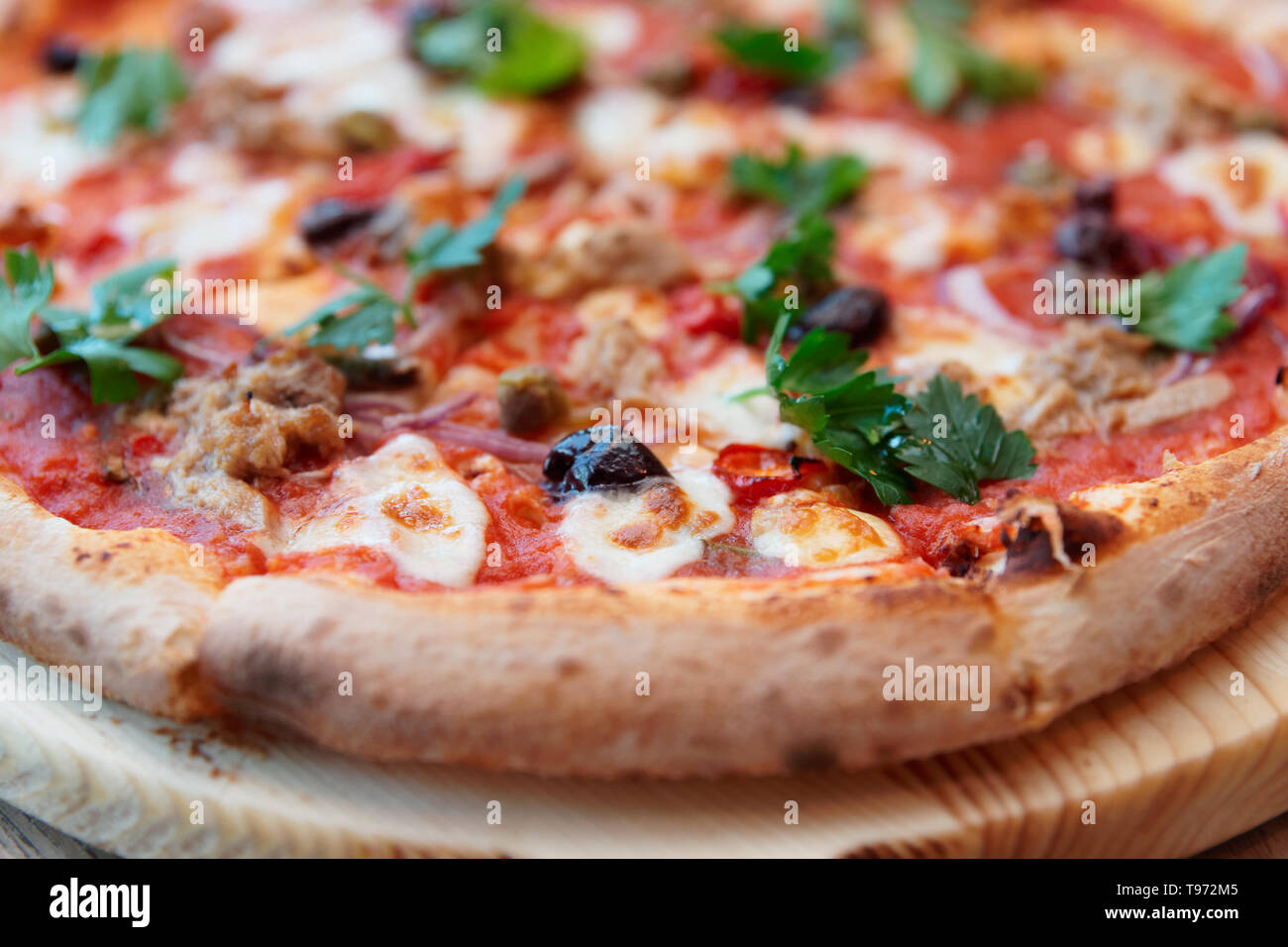 Pizza mit Fleisch und Soße, puttanesca close-up Stockfoto