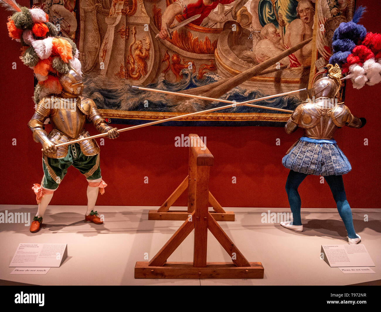 Feder - plumed mittelalterlichen gepanzerte Ritter an einem Fuß Turnier in einer Ausstellung am Art Institute in Chicago kämpfen. Der Zweck der Fuß Turnier war eine gute Figur beim Brechen abgestumpft Hechte über der linken Schulter des Gegners, während der Gegner durch eine Barriere getrennt waren. Stockfoto
