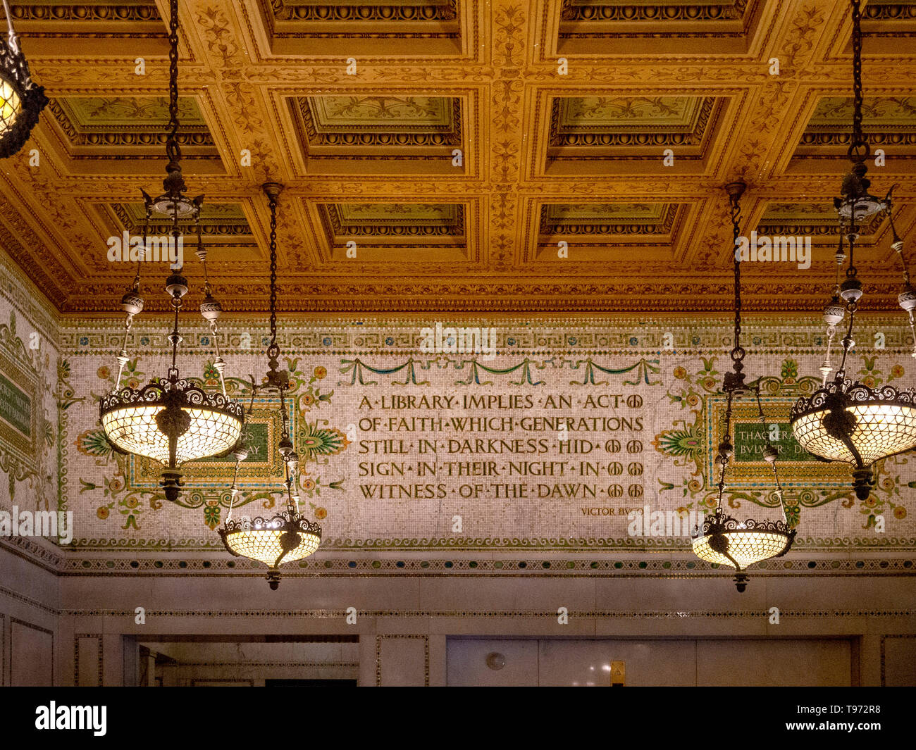 Ein Angebot an der Wand der reich verzierten 19. Jahrhundert Chicago Cultural Center von Victor Hugo beschreibt den Zweck einer Bibliothek in einem Gebäude, das einst die wichtigsten Gebäude der Stadt. Hinweis Kassettendecke. Stockfoto