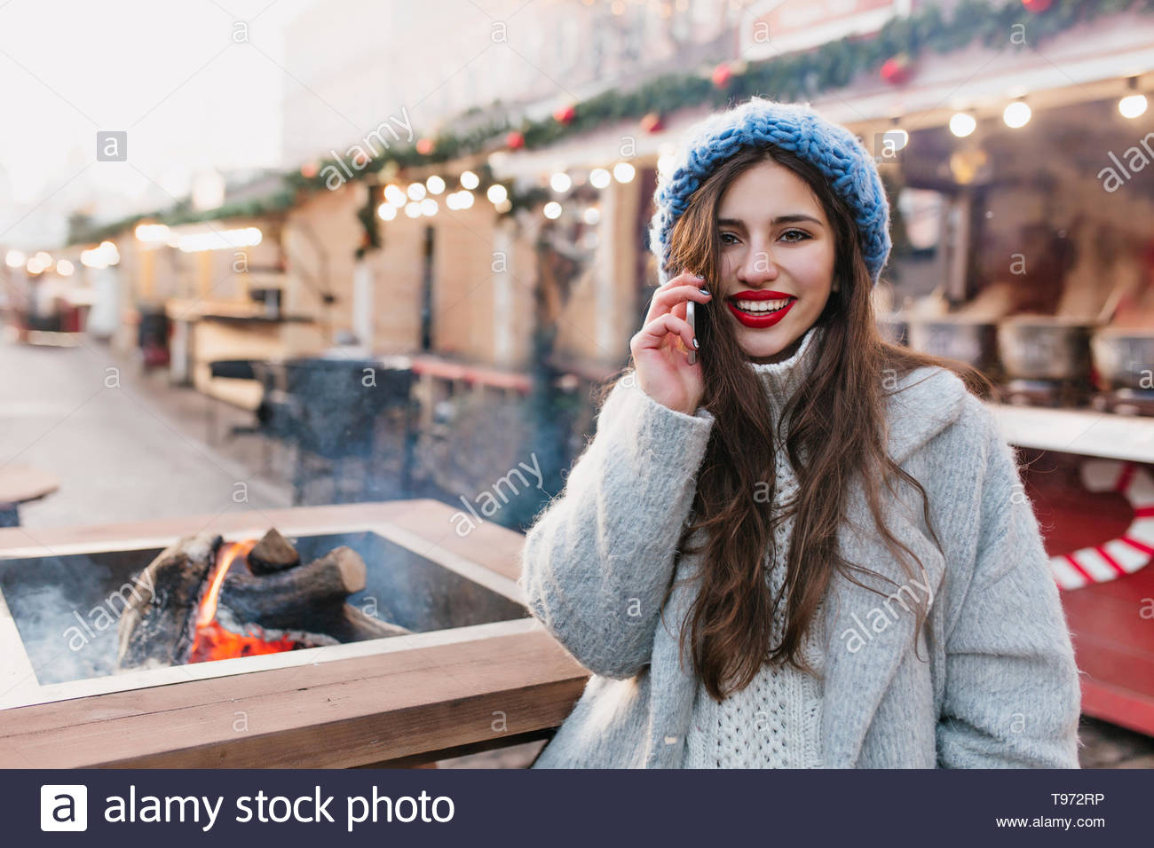 Spektakuläre brünette Frau in der kammgarn grauen Mantel am Mode Porträt von jungen eleganten Frau in grauen Mantel