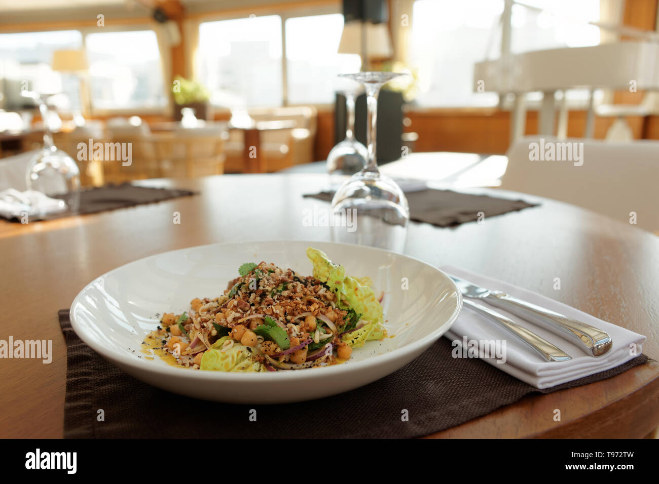 Vegane Vorspeise der Nüsse, Kräuter und Linsen auf Tisch im Restaurant Stockfoto