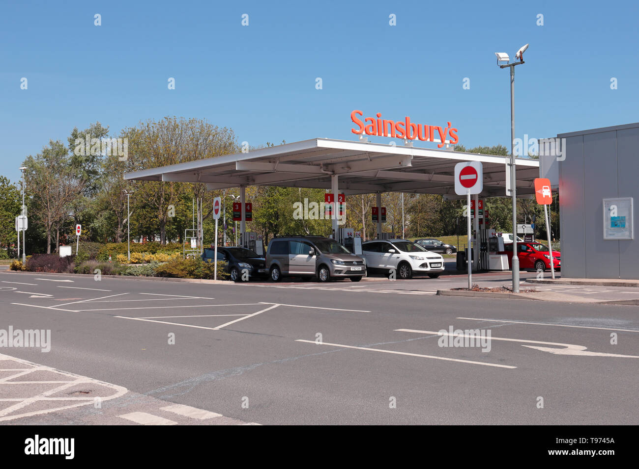 Autos tanken Sainsburys Tankstelle auf einem sonnigen Tag waem Stockfoto