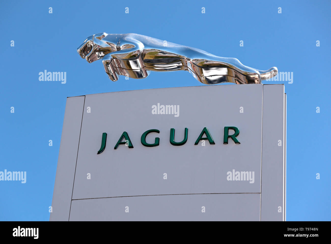 Jaguar Autohaus Schild mit silbernen Jaguar Cat-Emblem Stockfoto