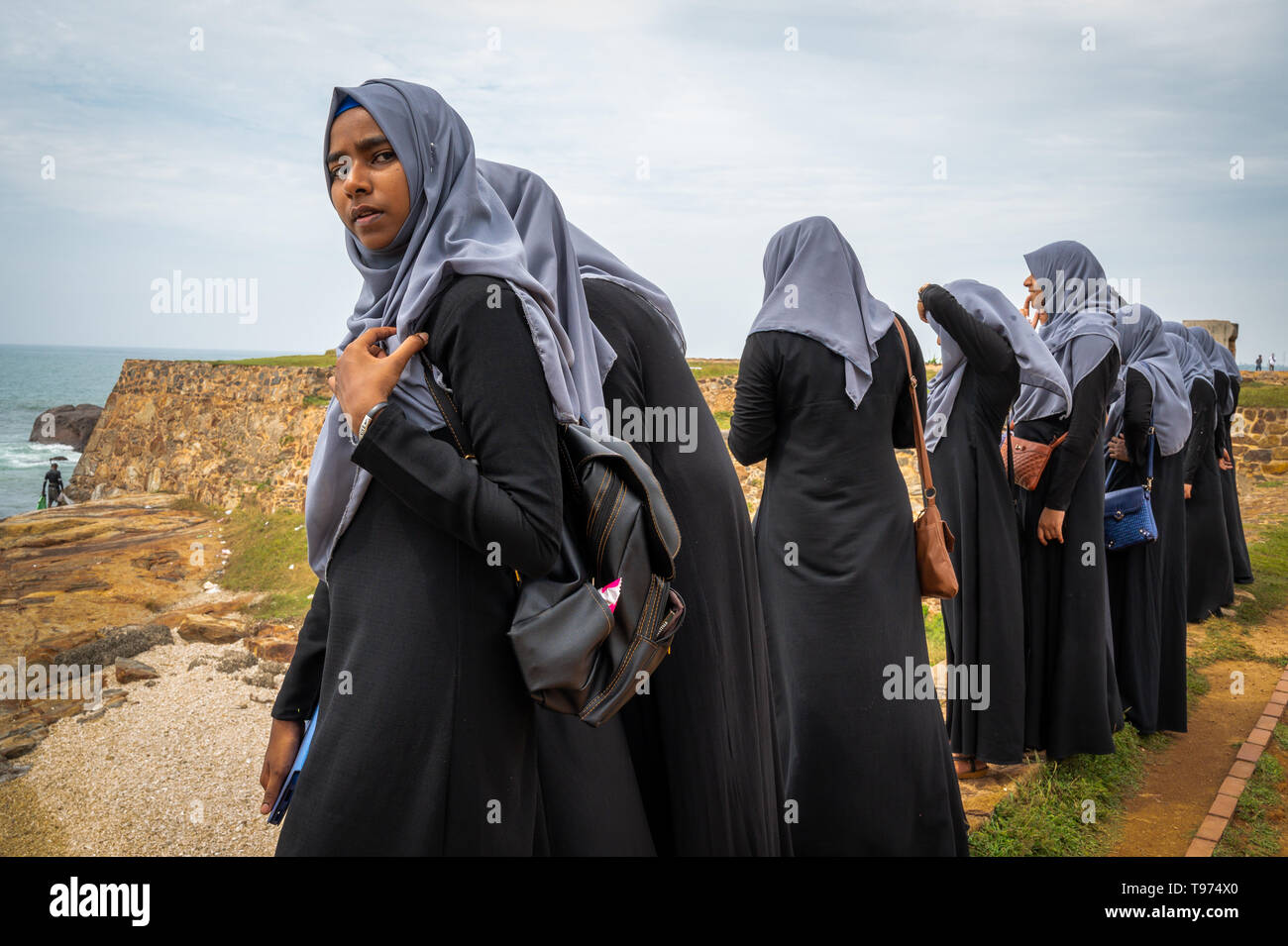 Muslimische Schüler Besucher auf den Wällen von Galle, Sri Lanka Stockfoto