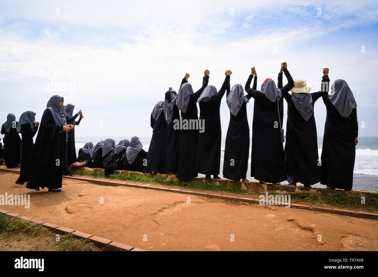 Muslimische Schüler Besucher auf den Wällen von Galle, Sri Lanka Stockfoto