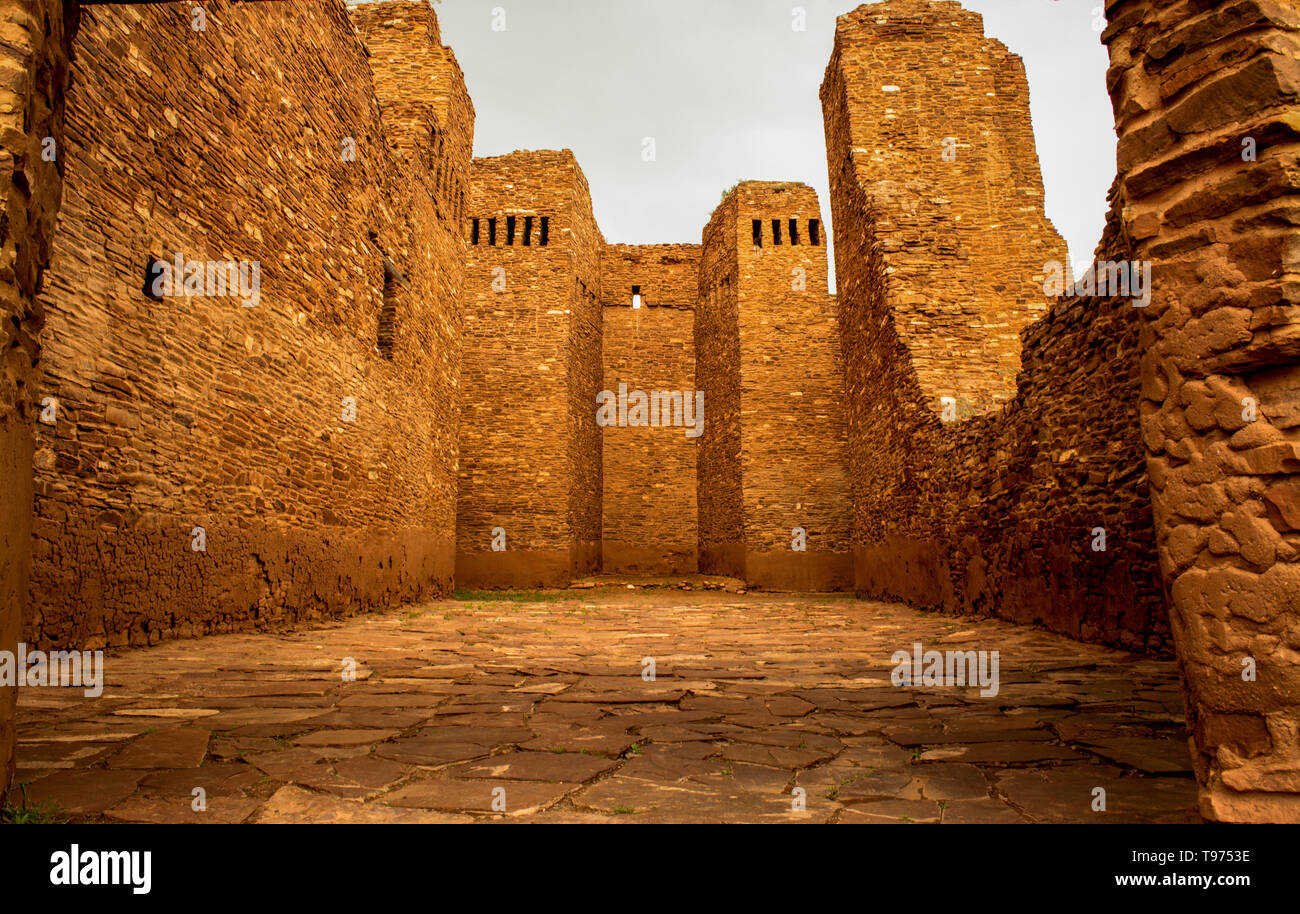 Mission quarai Ruins Innenansicht von Pueblo Frauen im 17. Jahrhundert erbaut Stockfoto